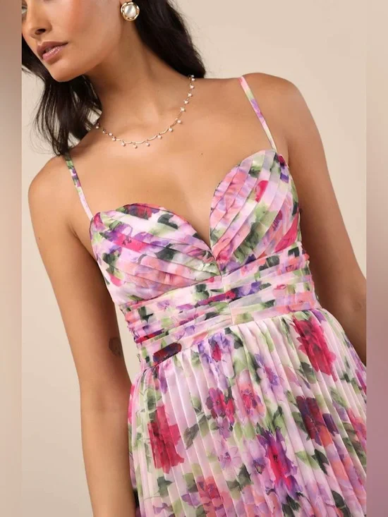 Lulu’s Pleated Maxi Dress in Pink Floral Print - Picture 4 of 9